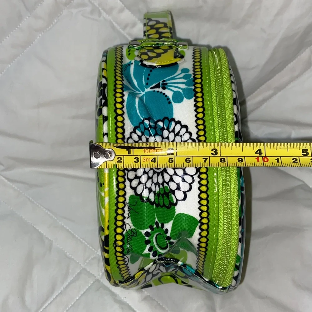 Like new VERA BRADLEY ROUND COSMETIC BAG limes up